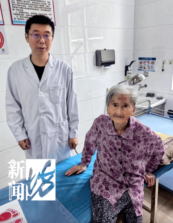 太突然！上海98岁阿婆拿起剪刀，一把剪掉头上的“角”！网友：对自己够狠