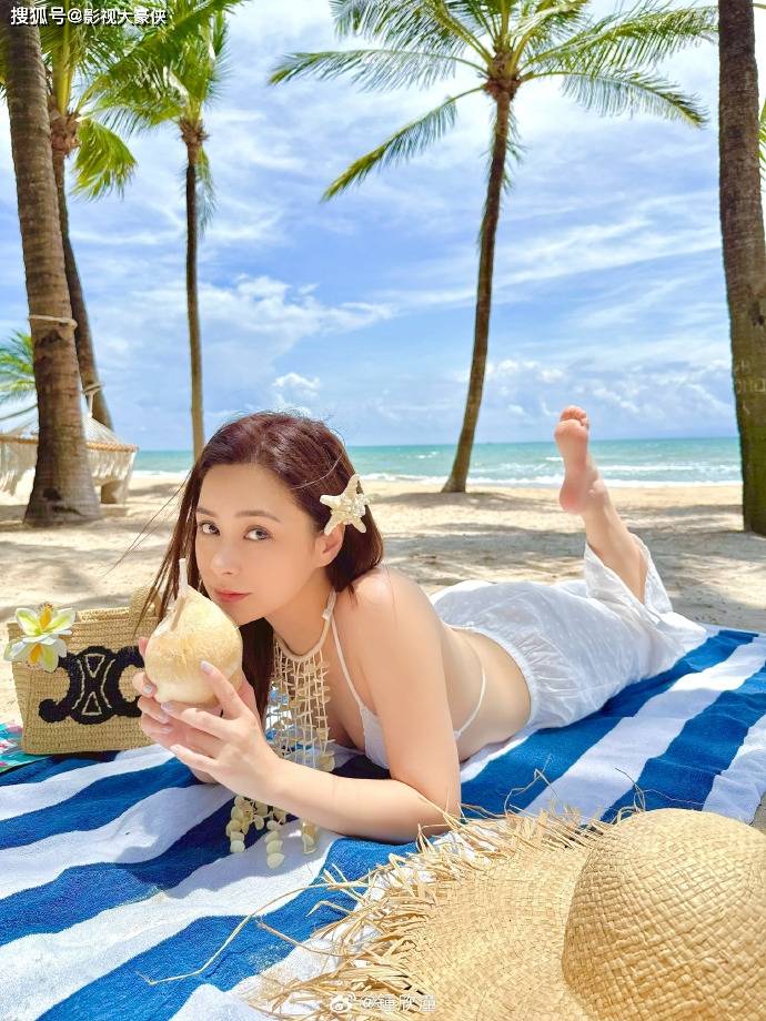 44岁阿娇晒旅行照，穿泳装身材零赘肉，近照变瘦，美出新高度
