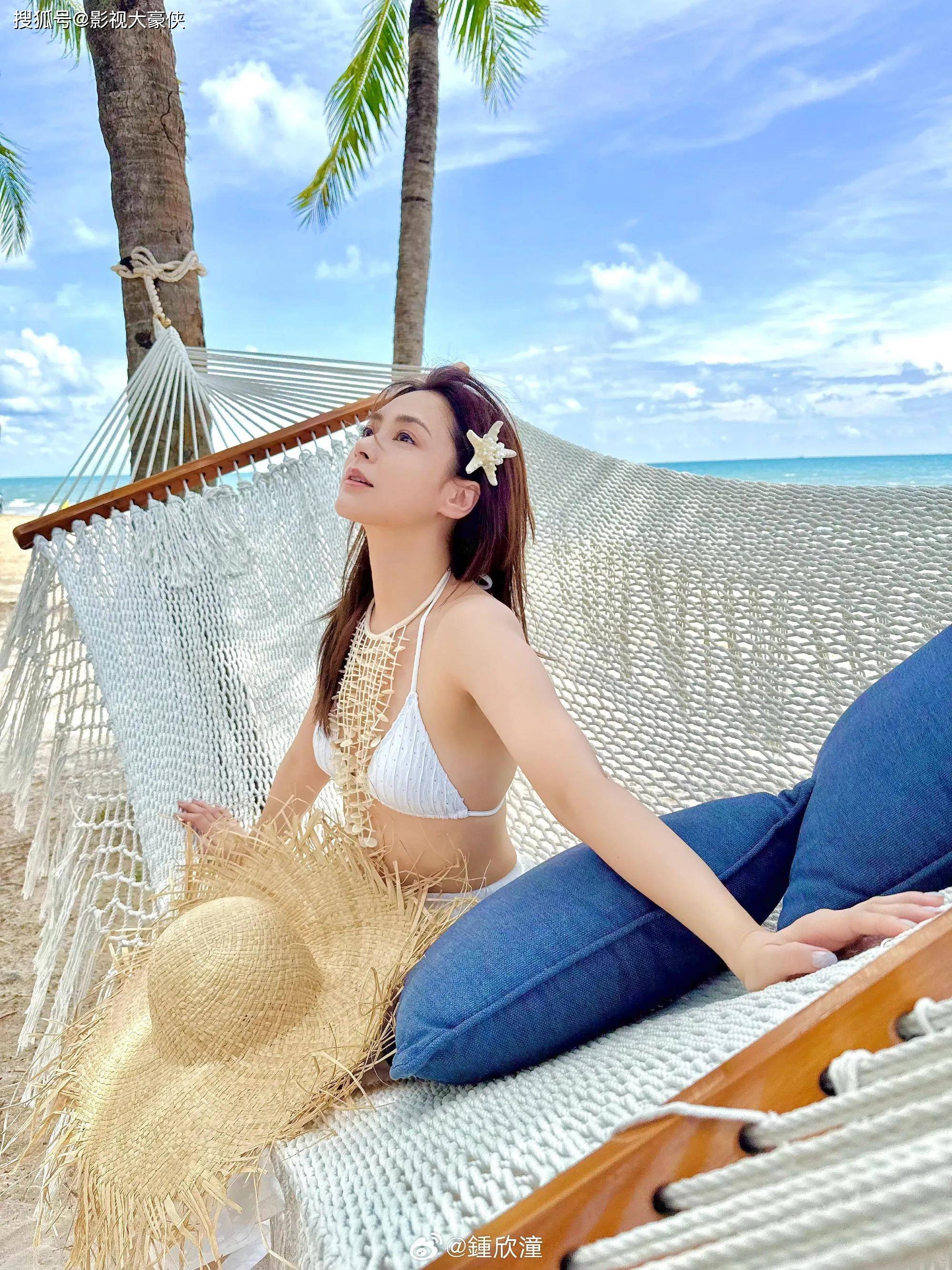 44岁阿娇晒旅行照，穿泳装身材零赘肉，近照变瘦，美出新高度