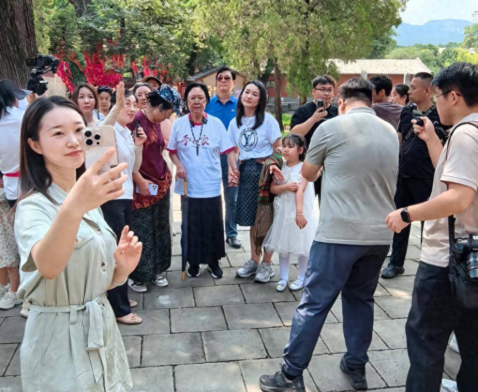75岁斯琴高娃近照曝光，拄着拐杖消瘦很多，三婚丈夫已去世3年