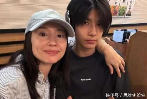 董洁儿子帅到认不出！年仅16岁身高1米8，五官深邃帅过潘粤明