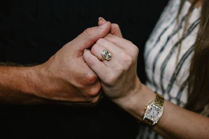 天后霉霉与运动员男友订婚，戴百万钻戒配卡地亚腕表，官宣照含金量略高！