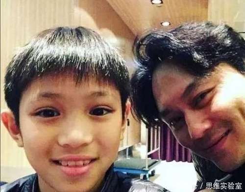 董洁儿子帅到认不出！年仅16岁身高1米8，五官深邃帅过潘粤明