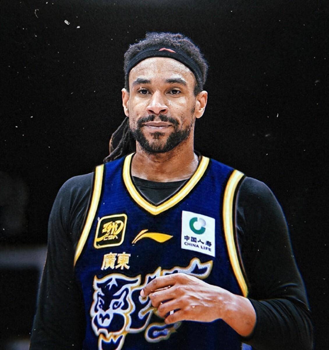 萨林杰签约广东税后120万美元！半岛体育官方平台_英超NBA赛事直播_电竞赛事数据分析球迷热议：33岁还不自律明显太贵