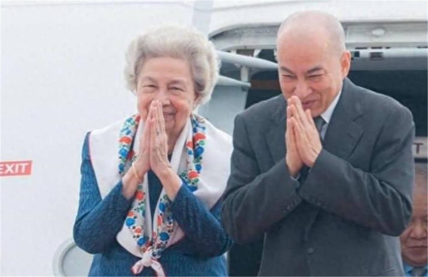 最看重北京阅兵的国家，提前10天抵达，89岁太后扶光头国王下机