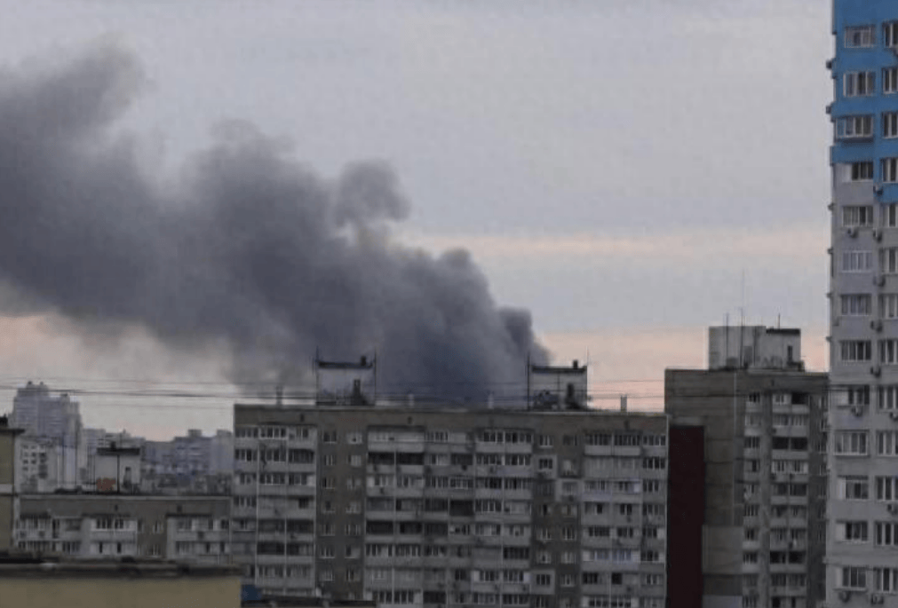 基辅遭俄罗斯空袭，泽连斯基态度反转，主动找上中国，中方回应滴水不漏