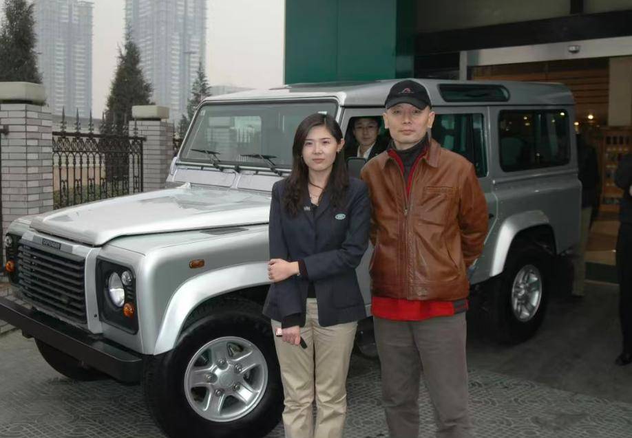 68岁葛优买80万越野车，与美女亲切合影，打扮年轻精神佳