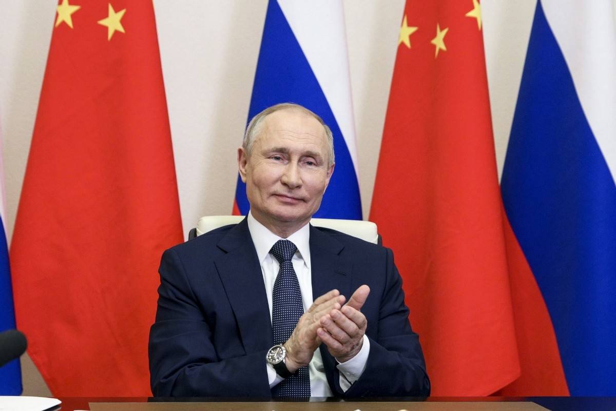 金正恩出席九三阅兵，带来俄罗斯最需要的东西，普京真该谢谢中国！