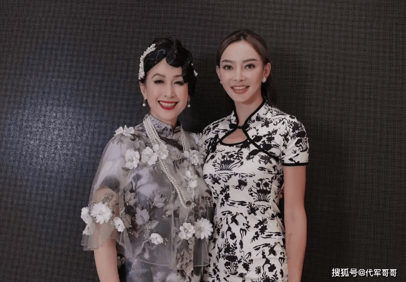 离婚5年后，魏骏杰前妻过38岁生日，戴名表金链打扮富贵生活惬意