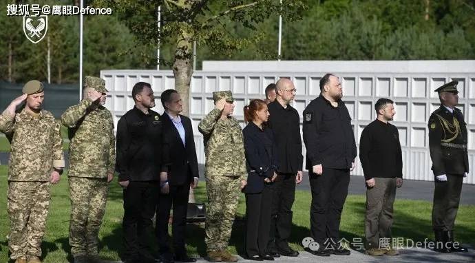 乌克兰保卫者纪念日，军事纪念公墓开放！两岁安吉丽娜和她的大熊