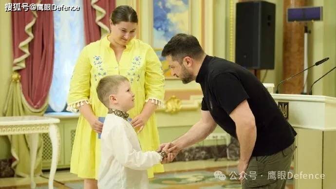乌克兰保卫者纪念日，军事纪念公墓开放！两岁安吉丽娜和她的大熊
