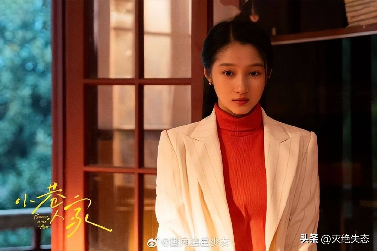 关晓彤官宣喜讯后，再看她和鹿晗合影，果然爱与不爱很明显