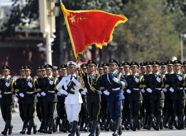 1200枚导弹威吓，马杜罗最危急关头，想到了即将阅兵的中国