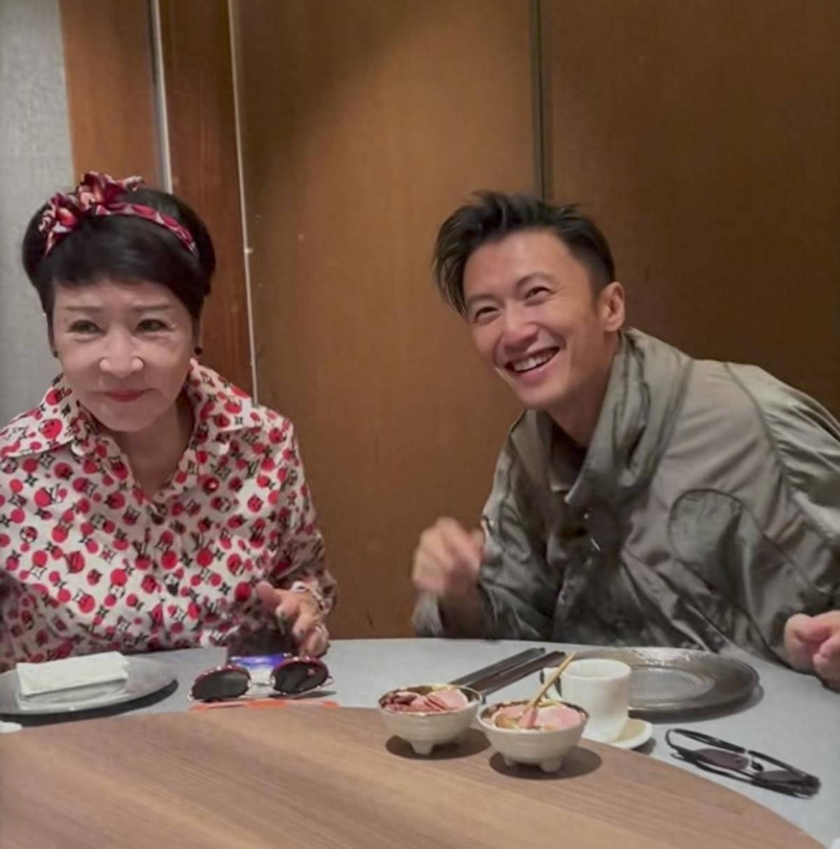 七夕！谢霆锋陪父母庆生王菲儿子缺席，谢贤暴瘦显苍老引唏嘘