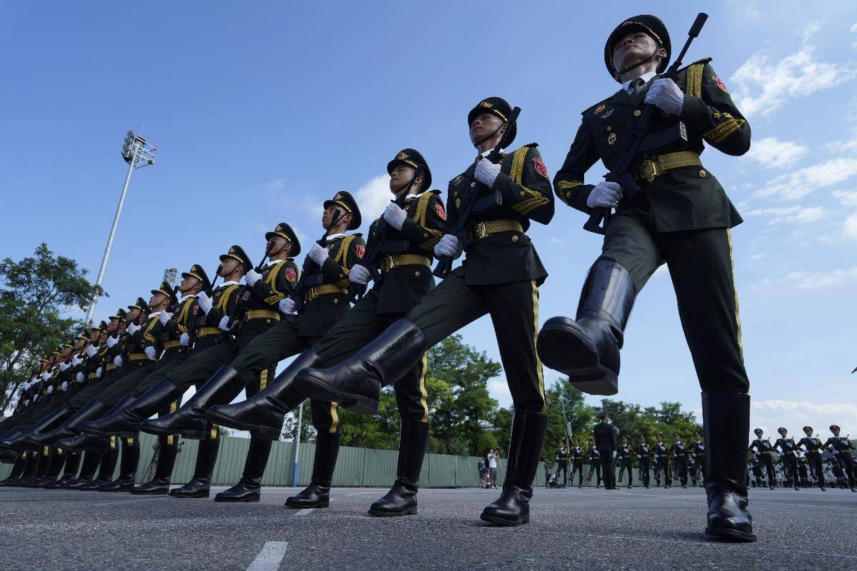 九三阅兵引发岛内震荡，宋楚瑜紧急喊话大陆，应承诺不对台动用武力