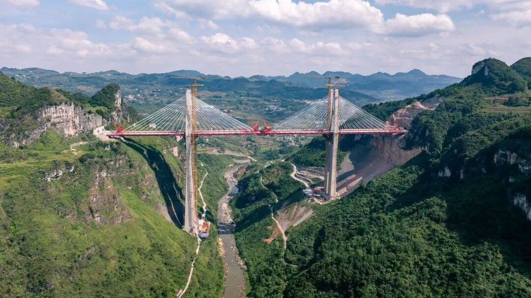 乌长高速公路金旗特大桥顺利合龙
