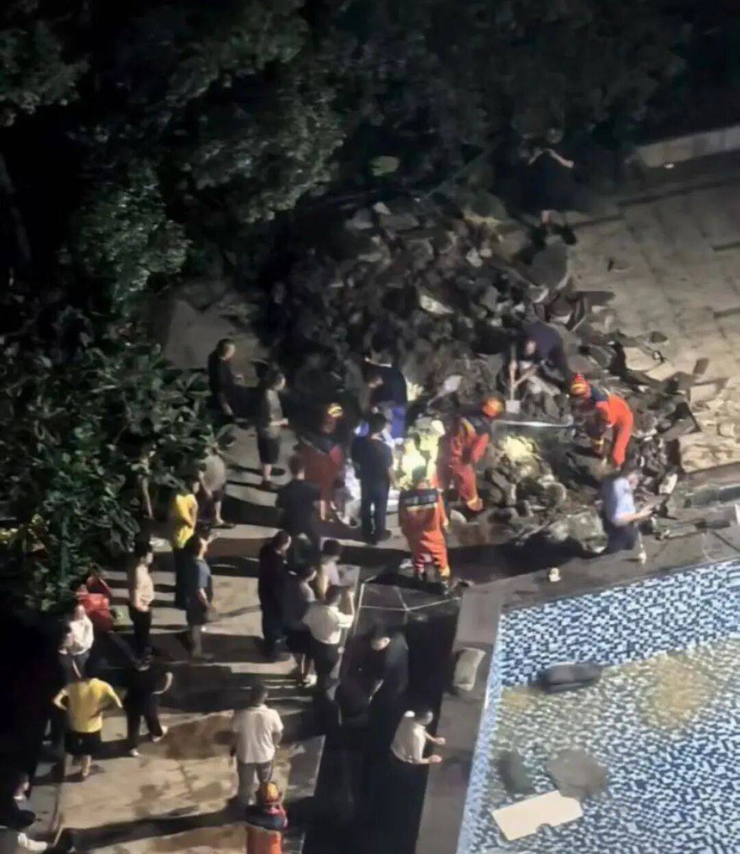 痛心！7岁女童疑被泳池排水口吸入身亡，消防挖开路面打捞救援