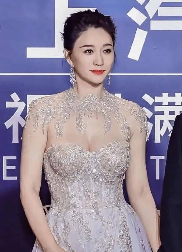 扛不住啊扛不住，李小冉，身材也太饱满有料了！