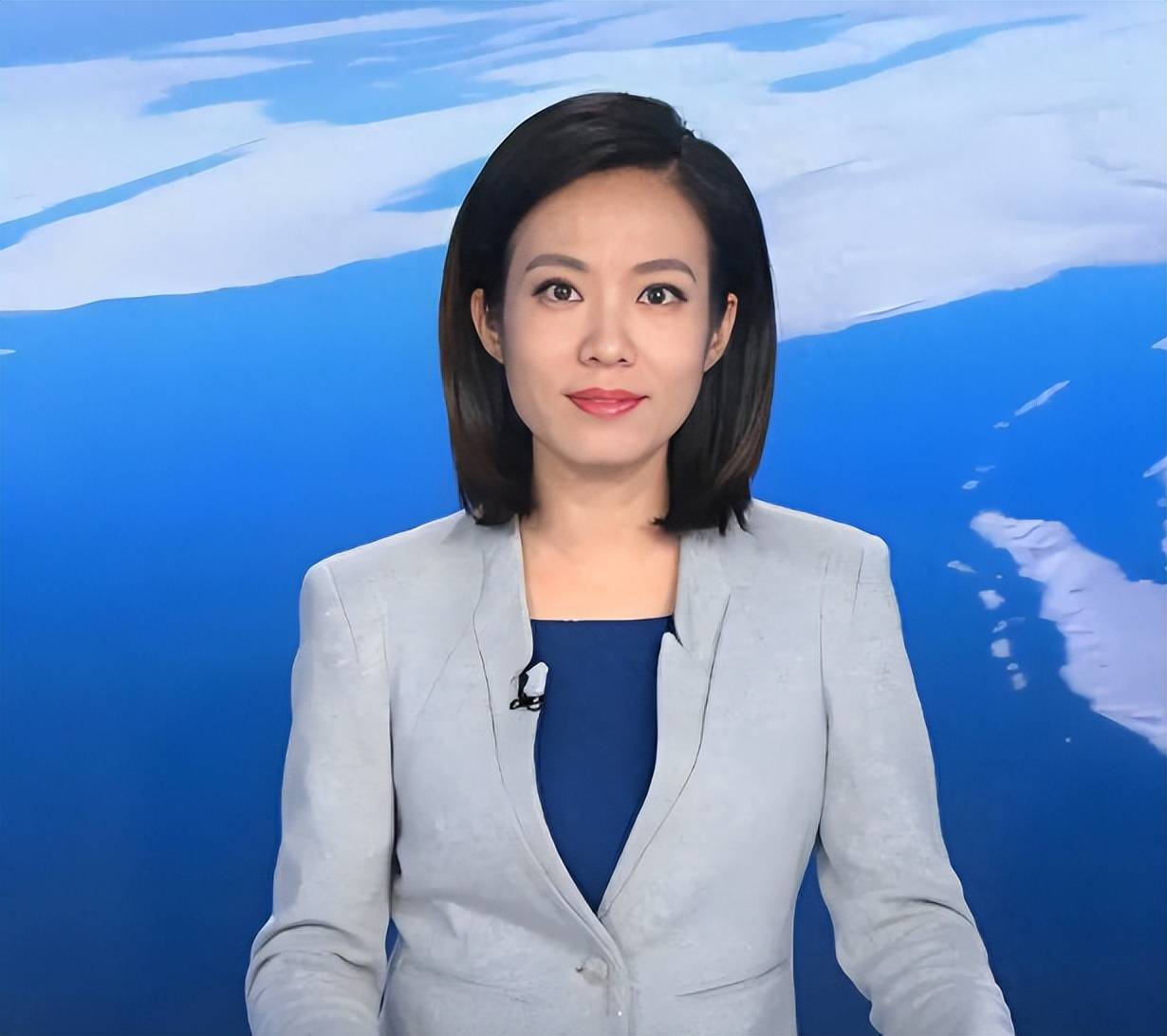 一开口就赢了全场！九三阅兵解说员揭晓，原来是他们两位，都是央视知名主持人，颜值才华气质并存