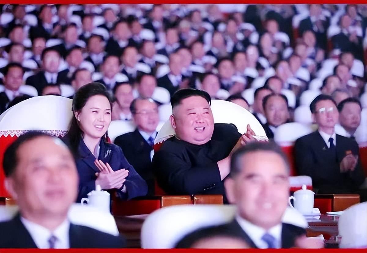 金正恩妻子的穿搭好雍容，上方圆领下方短裙得体，立体发型挺精神