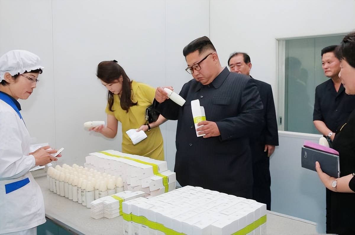 金正恩妻子的穿搭好雍容，上方圆领下方短裙得体，立体发型挺精神