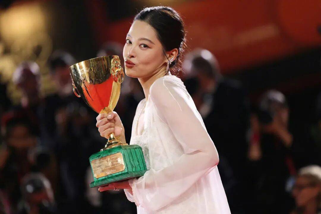 辛芷蕾夺威尼斯影后：中生代花实力上桌，流量舆论场下电影如何找到存在感？