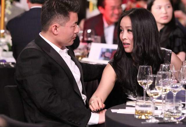 曝那英老公孟桐疑似出轨！携美女返回那英别墅，对方笑容甜美可爱