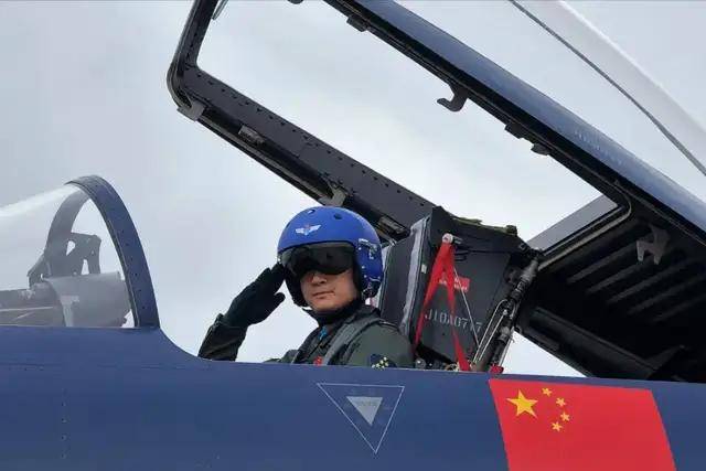 有歼20驾驶证！男子冒充飞行员，与100多女性搞暧昧，诈骗上万元