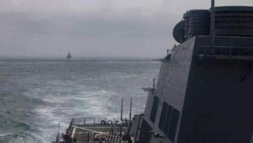 英美舰队高调穿越台海，中方直升机群1100米低空迎战，海空对抗一触即发！