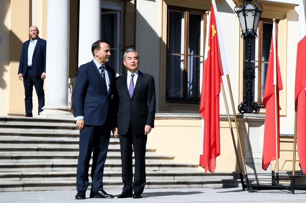 中方外长亲自出马，波兰终于松口：可以放行中欧班列，但有个条件