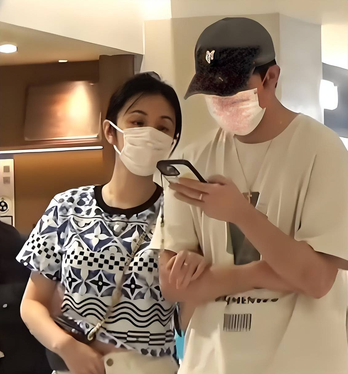 王晓晨否认婚讯后，和俞灏明牵手逛街，烟不离手，超短裤太吸睛