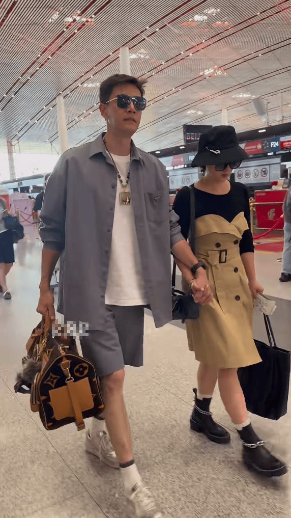 经超夫妇现身机场，小李琳瘦好多看着更年轻，再没人说俩人像母子