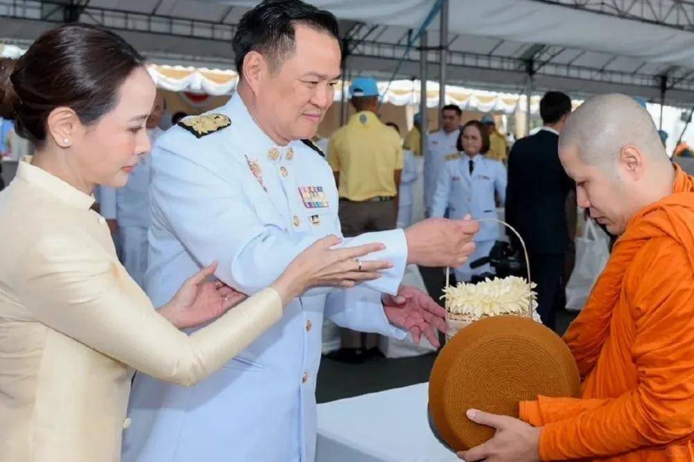泰国新总理夫人：比总理小20岁，网红店主，气质温婉，钟爱名表