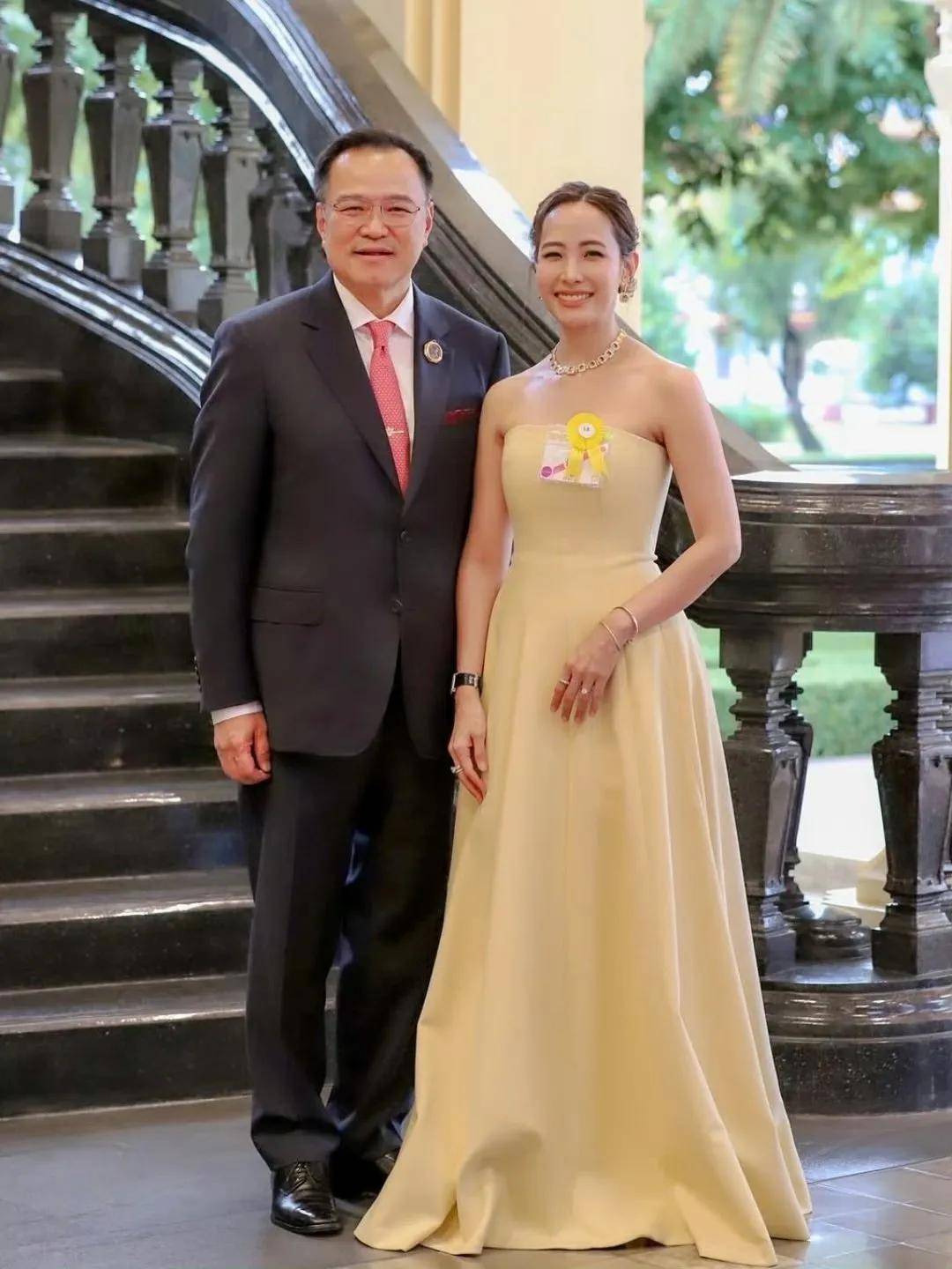 泰国新总理夫人：比总理小20岁，网红店主，气质温婉，钟爱名表