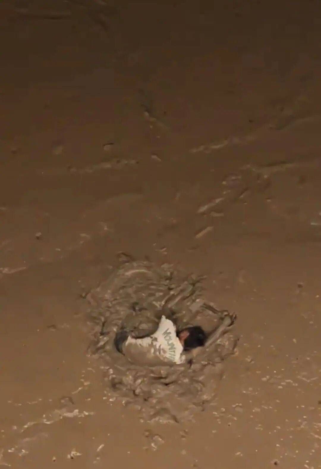 男子从大桥跳下，没想到江中无水，陷入淤泥无法脱身被消防员救起