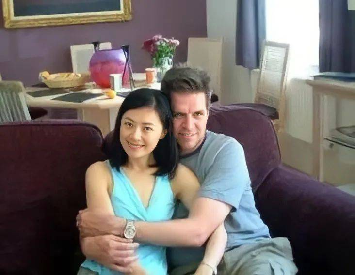她曾是央视主持人，远嫁欧洲入英国国籍，后49岁离婚回国捞金