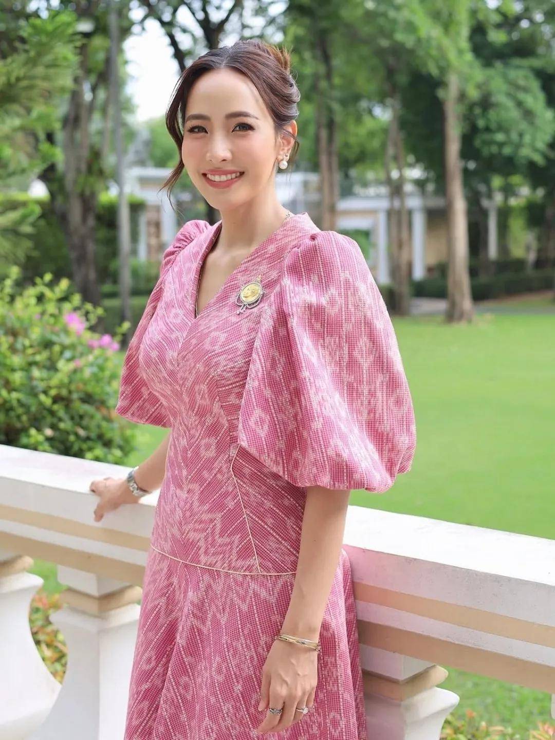 泰国新总理夫人：比总理小20岁，网红店主，气质温婉，钟爱名表