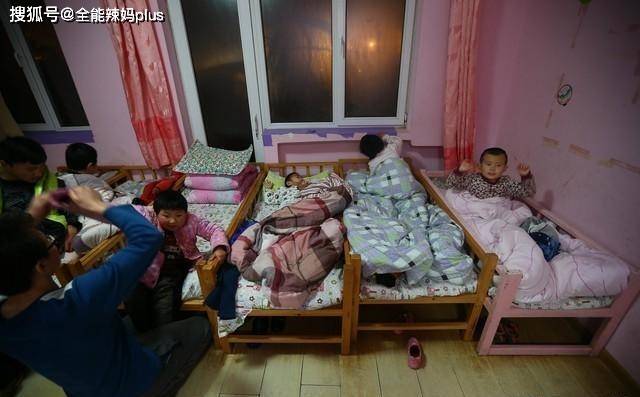 “女子自称养育8个孩子，挤在只有数平米的房间生活”被质疑，当地妇联回应