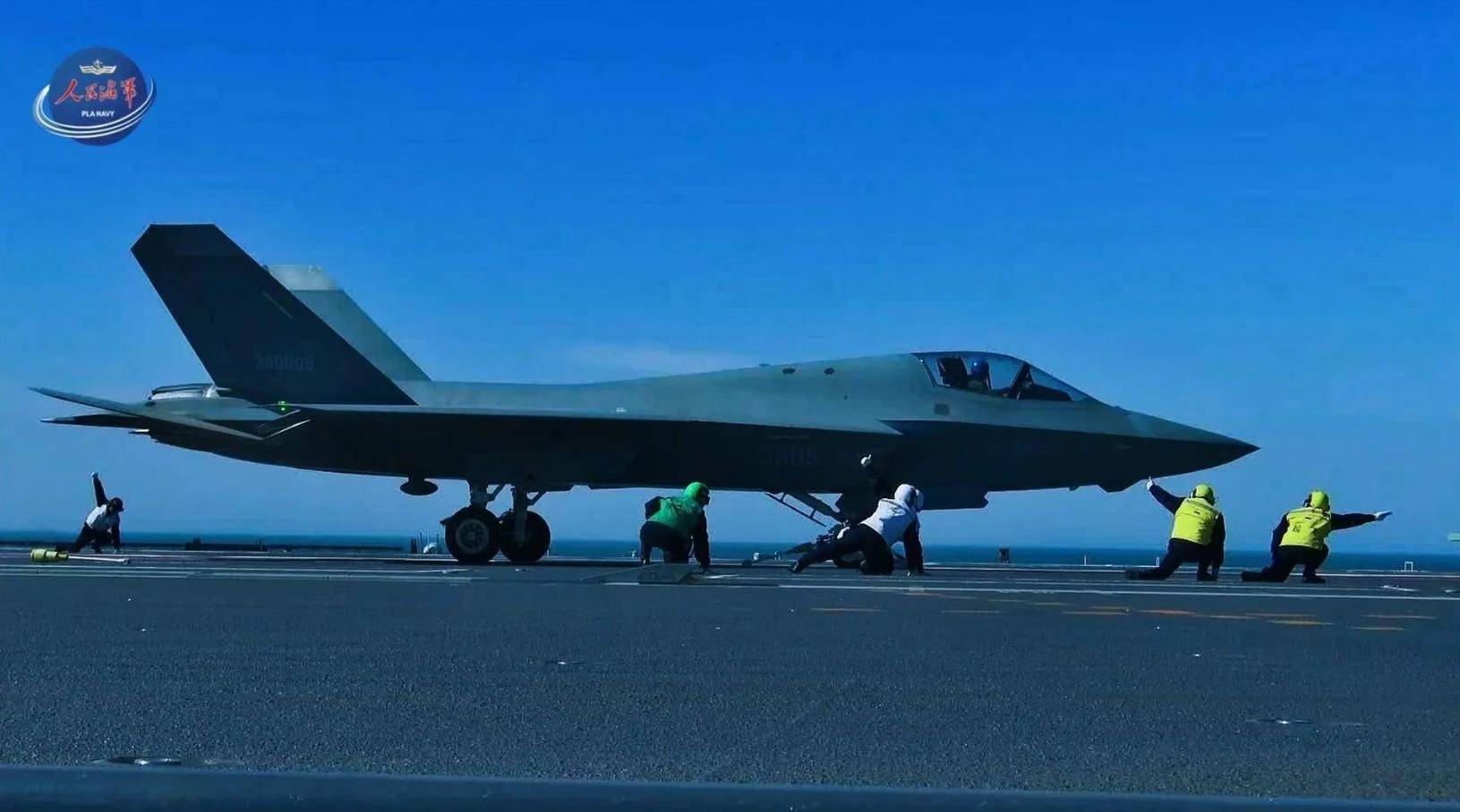 福建舰将服役在国外炸开锅，印媒很担心：印军只能靠潜艇扳回一局