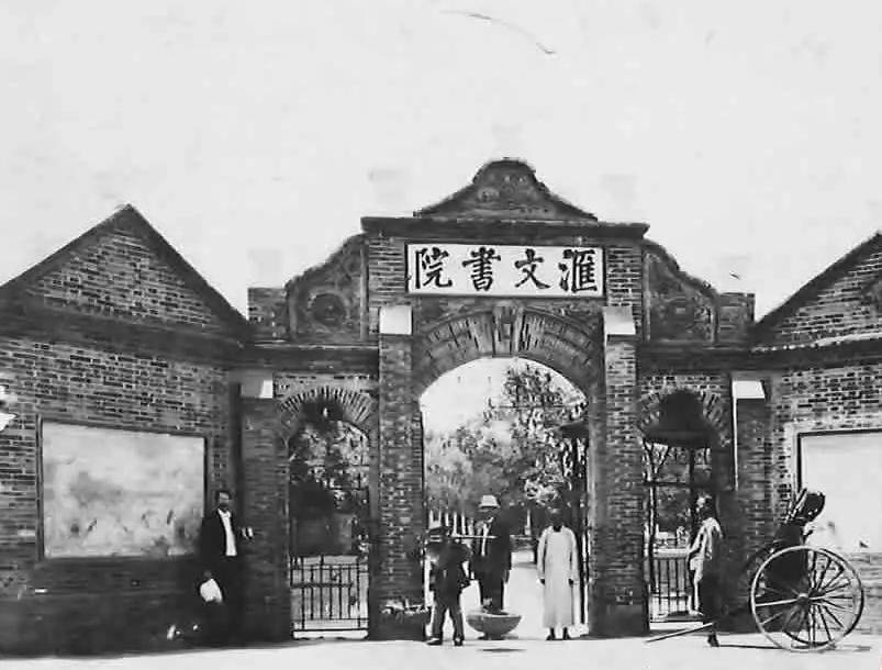 晚清老照片：女子毫不避讳展示三寸金莲，清朝学堂初具现代风格