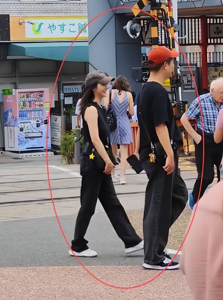 李纯马頔官宣结婚！已同居3年，男方买300平婚房，送54万钻戒