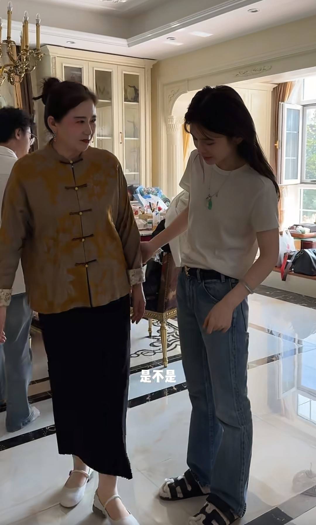 赵樱子国庆回烟台老家，晒给爸妈买的大别墅，还去乡下陪姥姥唱戏