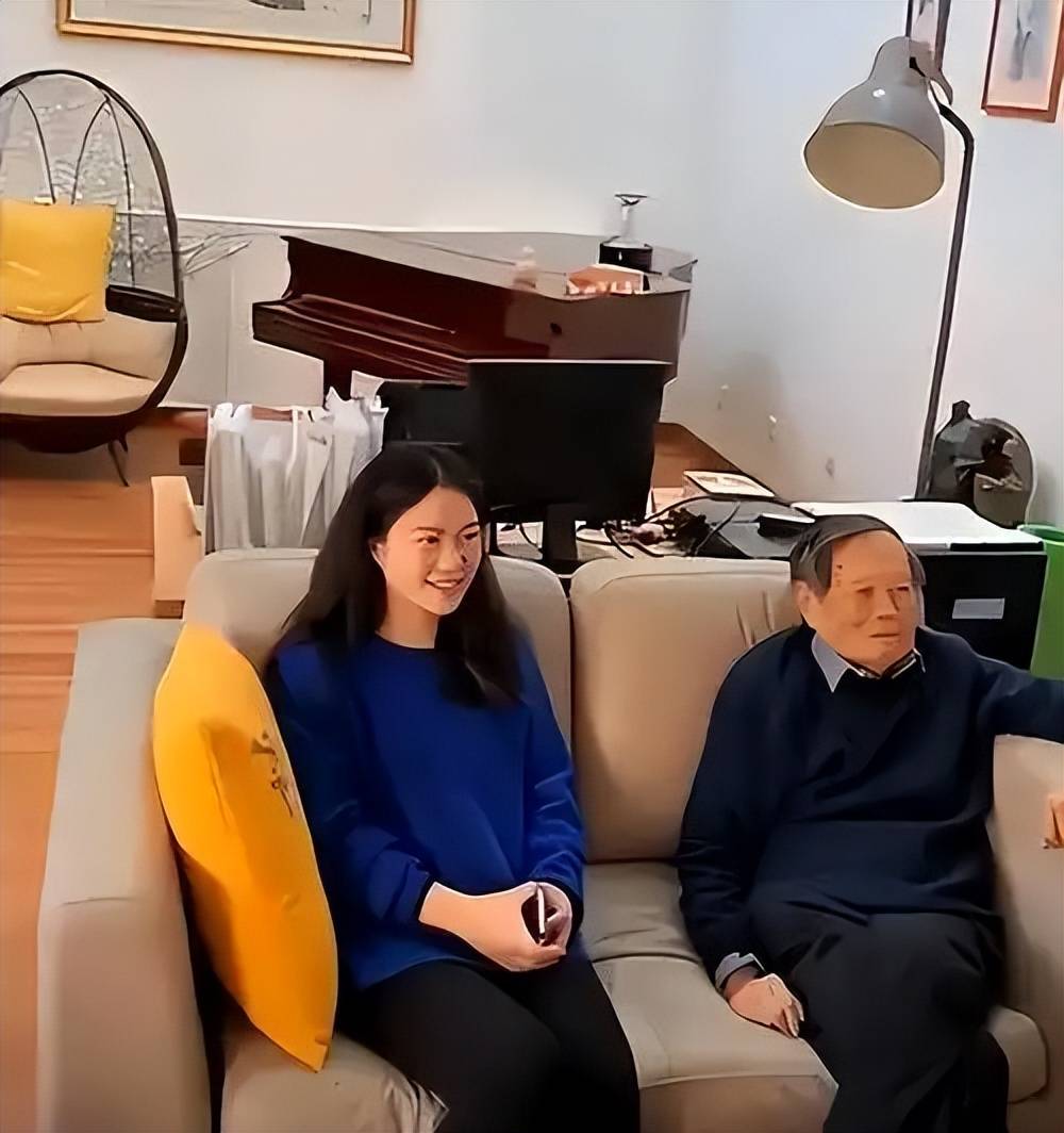 一个贪财一个好色？杨振宁103岁生日照曝光，喊小54岁翁帆达令
