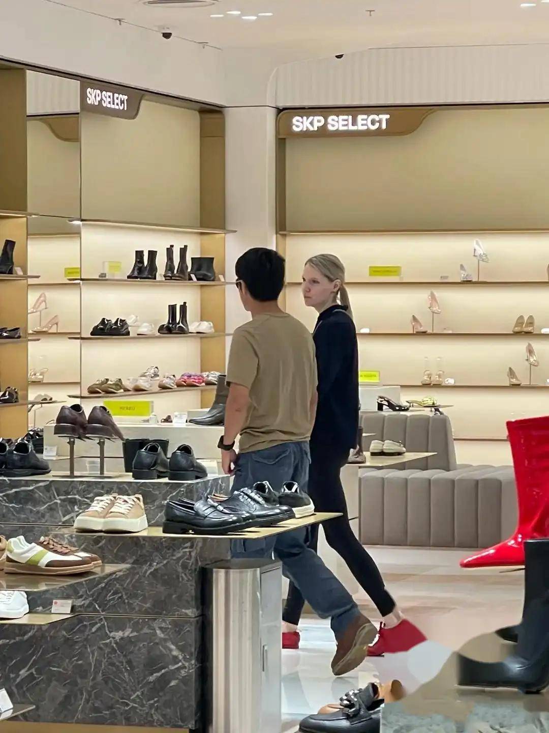 撒贝宁携家人购物，妻子李白扎马尾侧颜超美，女儿穿碎花裙很漂亮