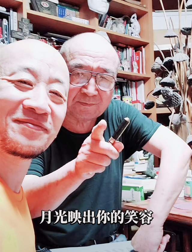 曝78岁李保田近况，房内略显杂乱，喝10元的桶装水，找人维修窗户