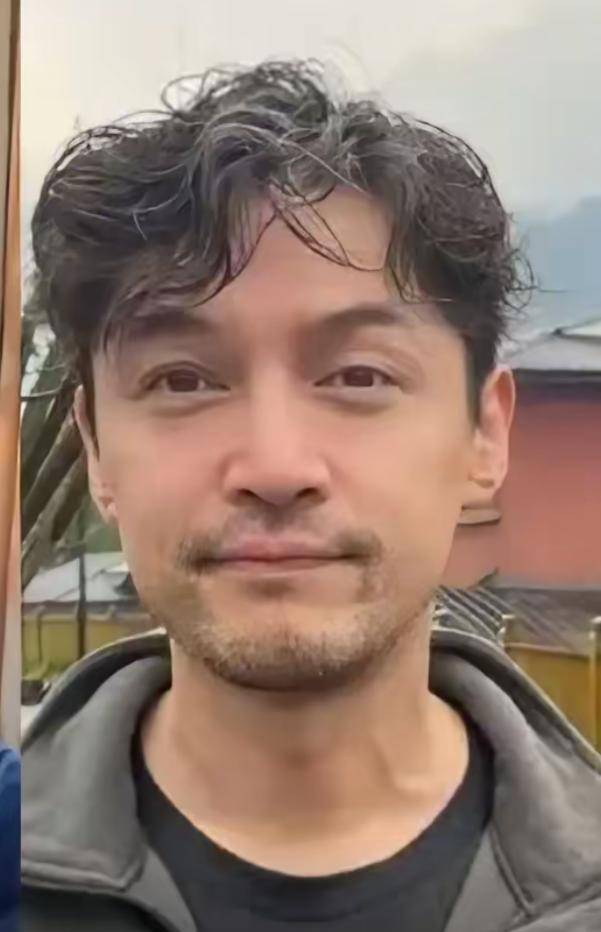 胡歌上海买房被偶遇，头顶秃了一大片，老婆黄曦宁陪同，长相普通
