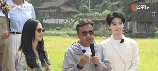 汪涵近照曝光，白发显老态！岁月无情惹网友热议。
