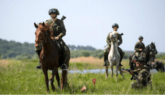 俄军骑兵部队或惨遭团灭,他们偏爱复古战法?