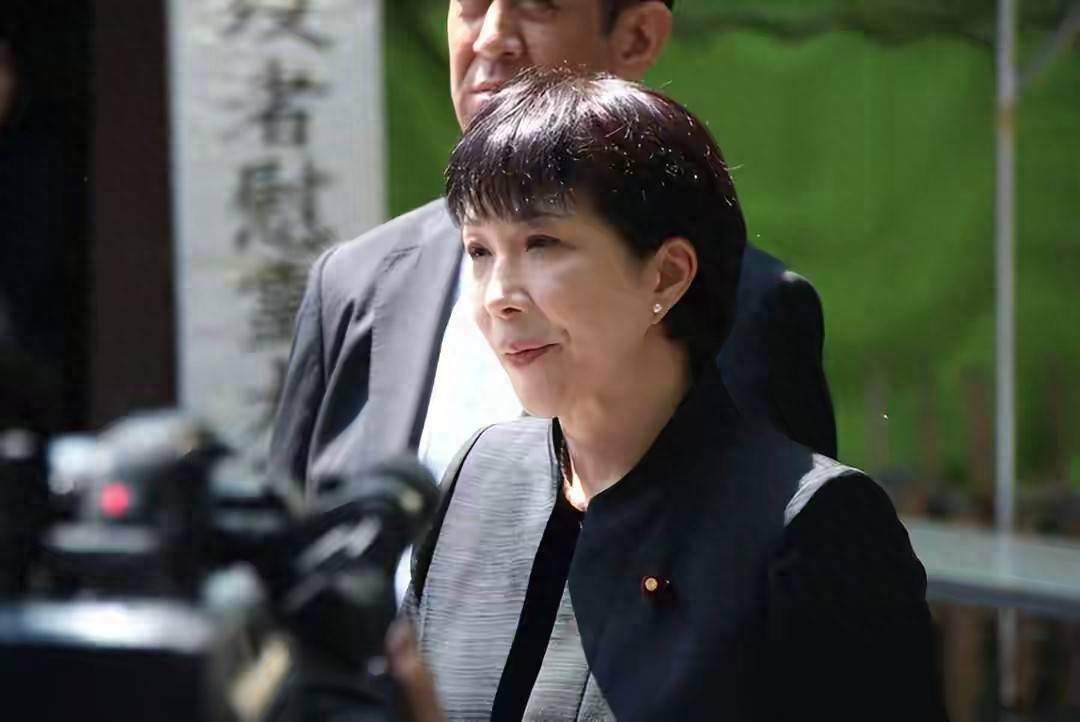 高市早苗突然“认怂”？为了坐稳首相之位，打算放弃参拜靖国神社