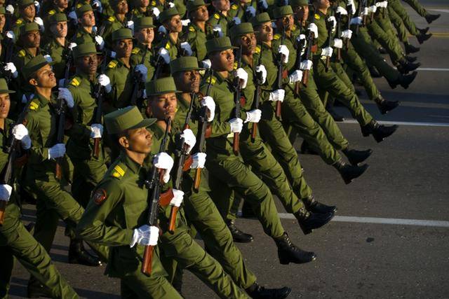 特朗普神助攻，第二个援俄国冒头，5000精兵就位，普京要出大招？